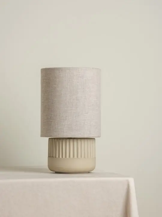Enza Lampe de table en béton nervuré blanc chaud