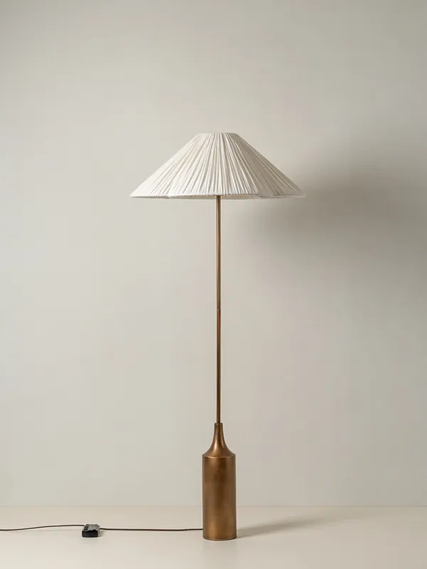 Lindi - lampadaire festonné en laiton vieilli et lin