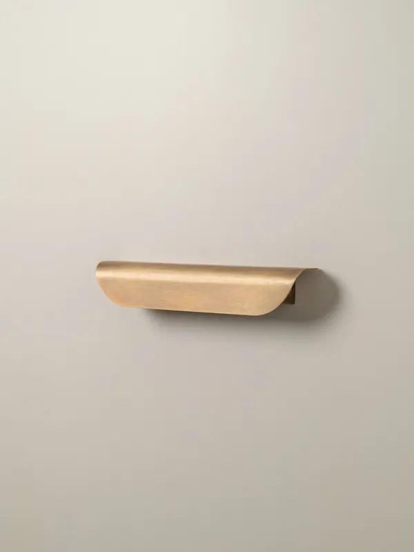 Wandleuchte Kori aus gealtertem Messing