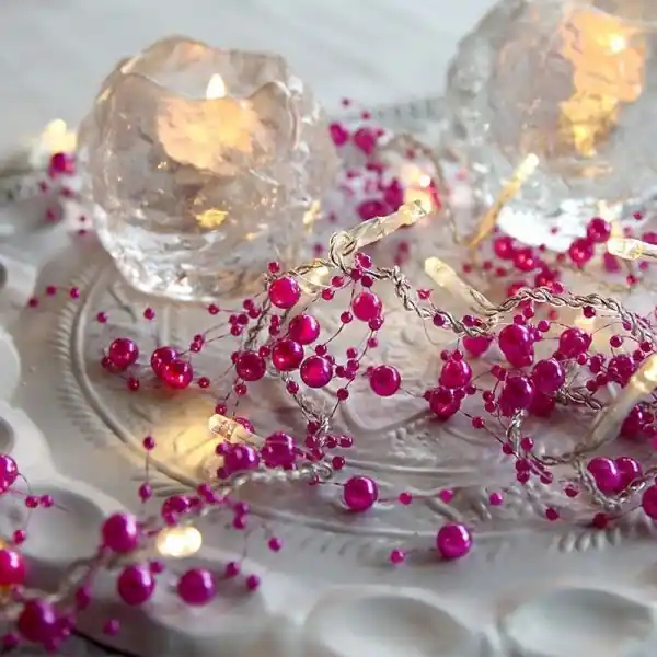 Guirlande perle rose sur piles