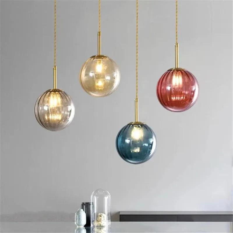 Suspension en verre LED au design moderne et épuré.