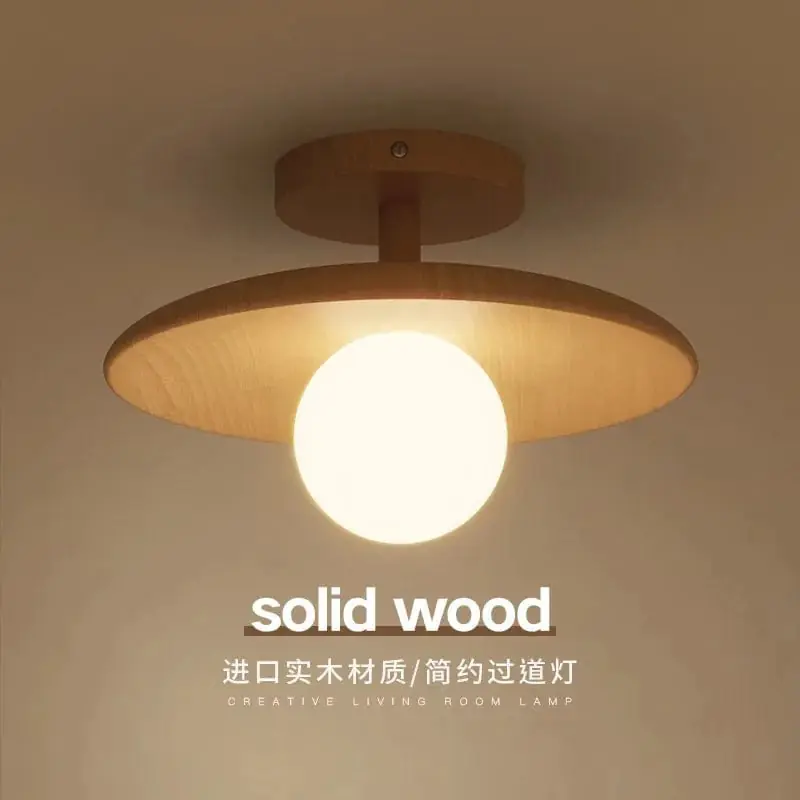 Couloir en bois nordique avec luminaires suspendus