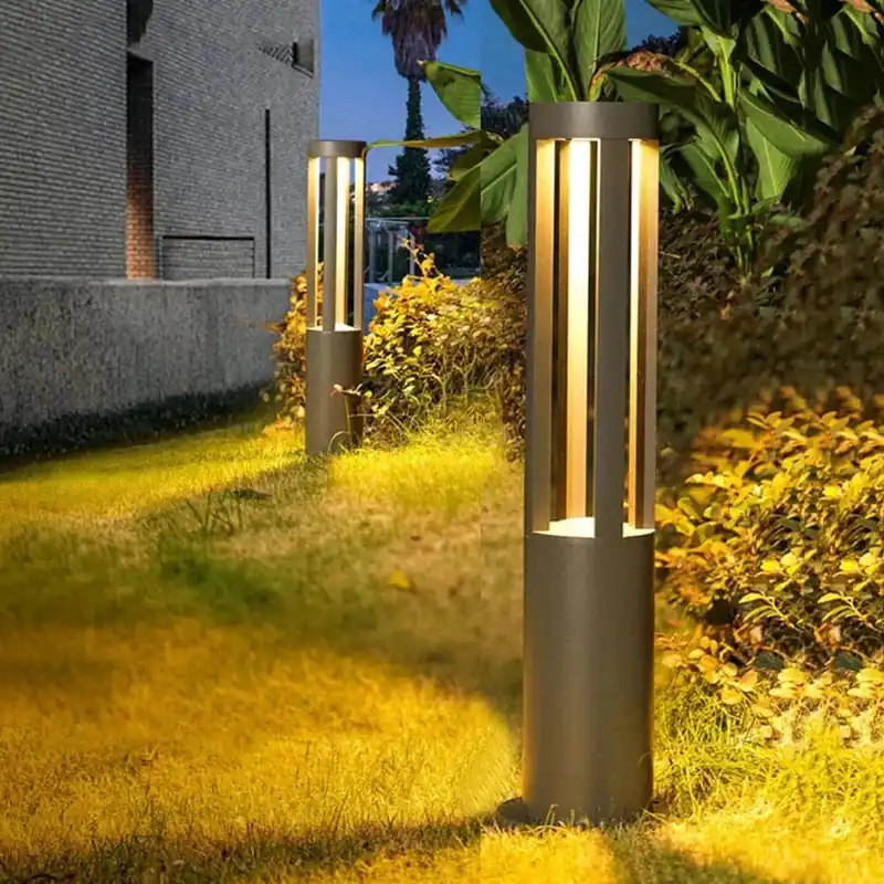 Éclairage extérieur pour villa moderne dans un parc communautaire pacifique