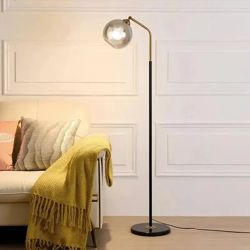 Lampe LED sur pied en verre au design nordique contemporain