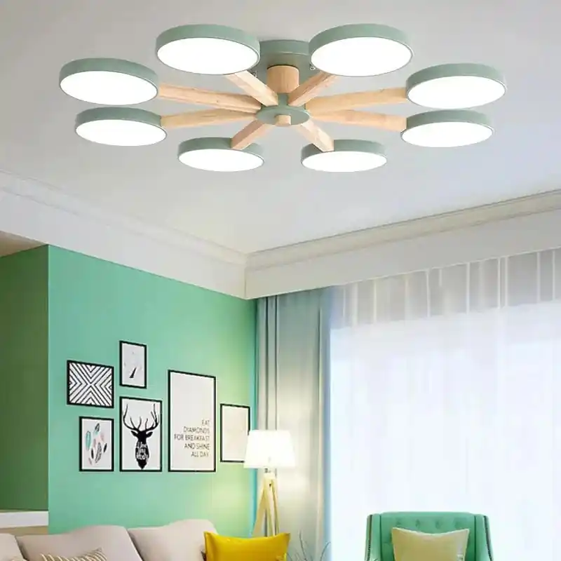 Plafonnier LED en bois au design contemporain.