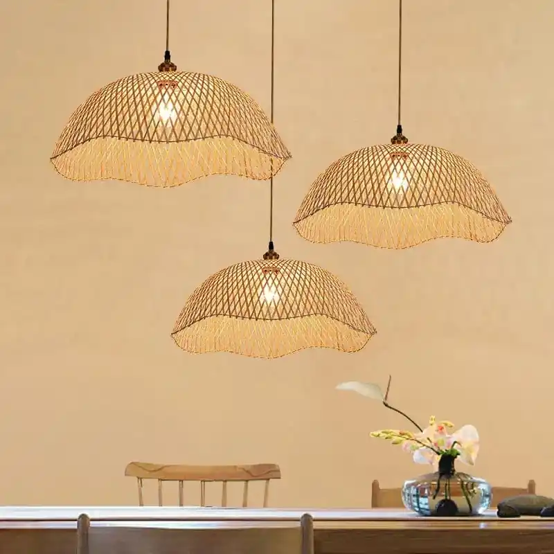 Suspension lumineuse en bambou tissé à la main pour une ambiance rétro.