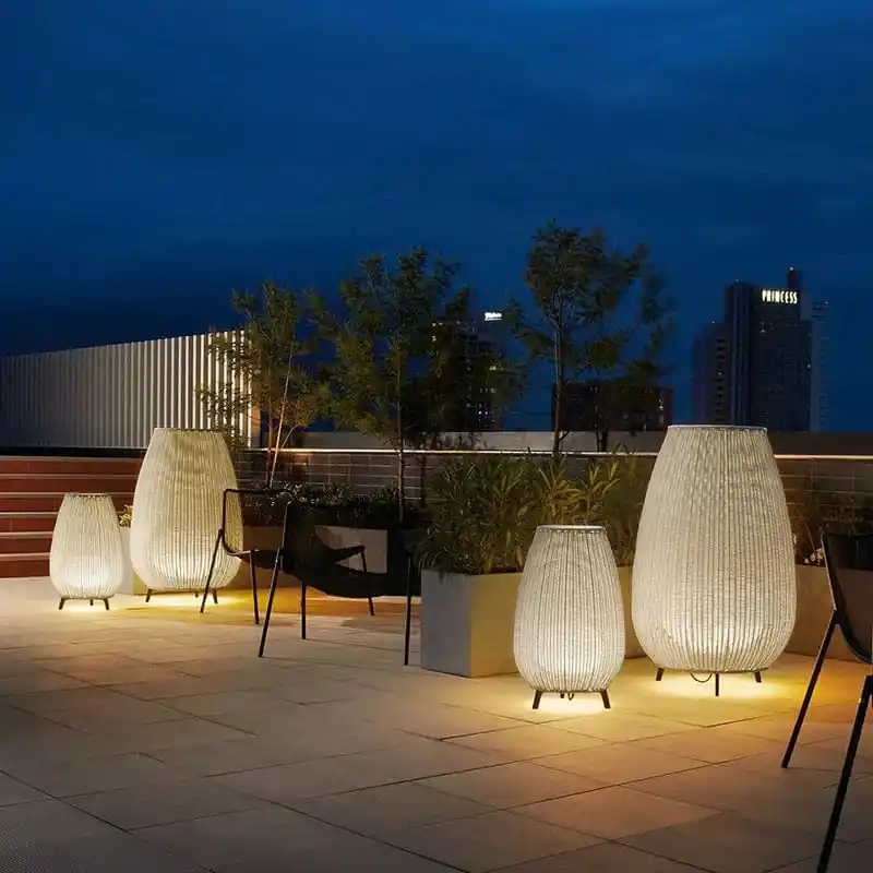 Lampe solaire d'extérieur en rotin tressé