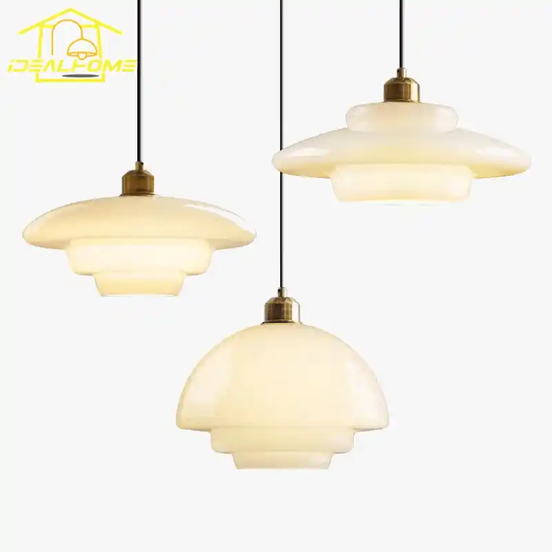Suspension en verre de lait nordique par un styliste renommé.