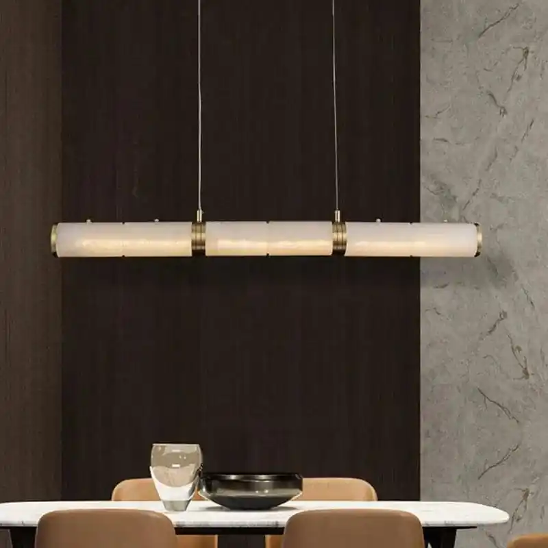 Lustre en zigzag en cuivre et marbre, éclairage LED de luxe modernisé.