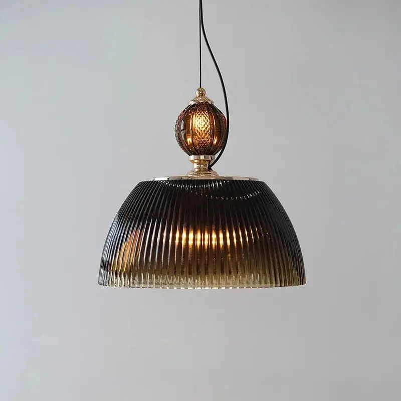 Suspension LED en verre au design nordique contemporain.