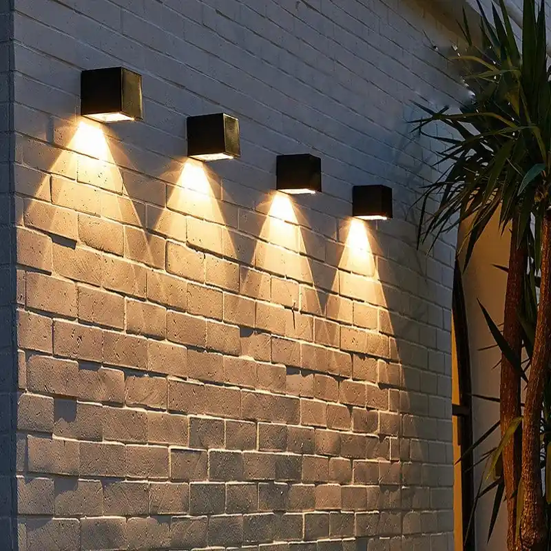 Applique solaire extérieure lumineuse pour jardin, terrasse et couloir - Squa