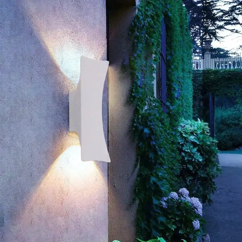 Applique murale LED design pour extérieur, idéale pour illuminer escalier, jardin, porche et terrasse