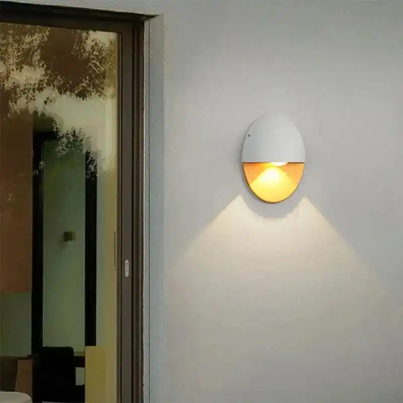 Applique murale LED dorée : design minimaliste pour l'extérieur