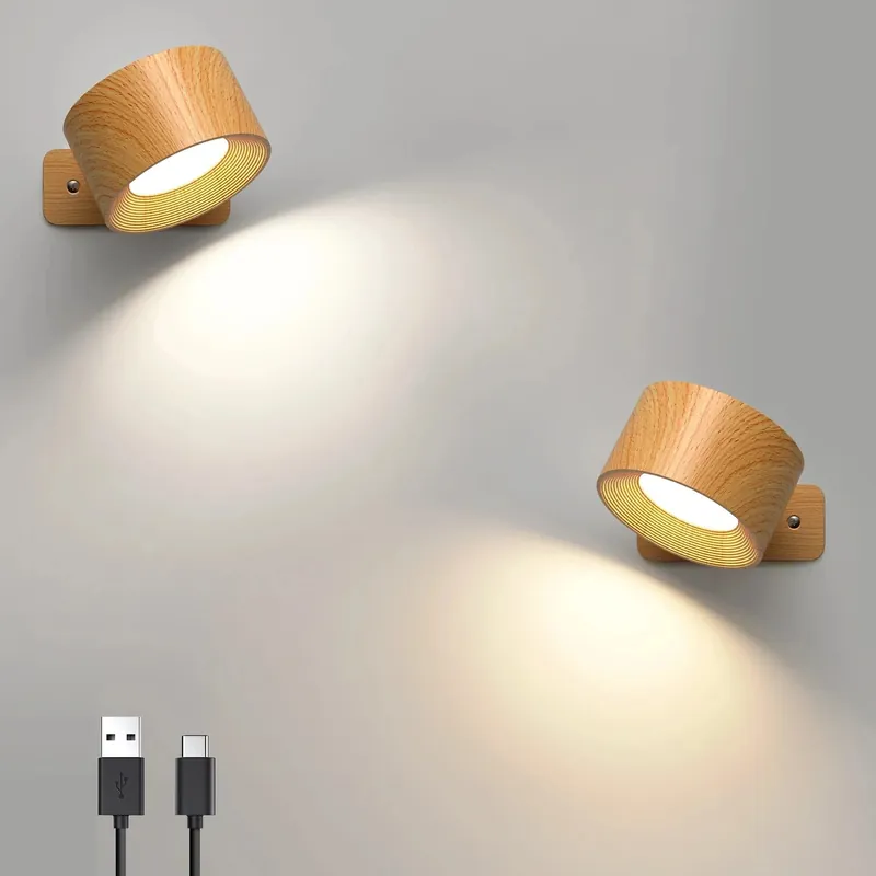 Applique murale ronde en bois avec LED directionnelle.