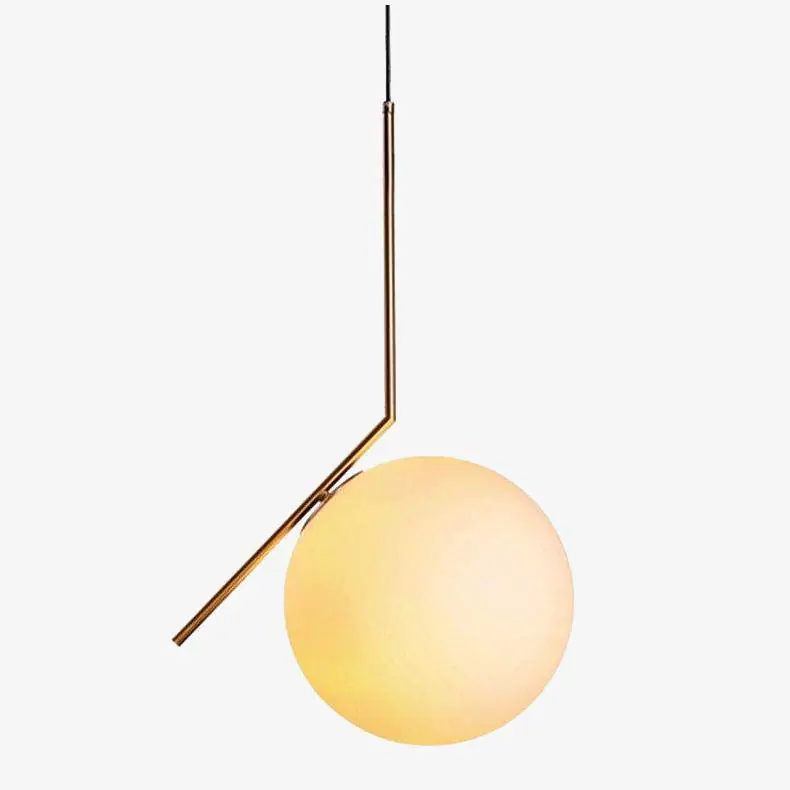 Suspension chic : barre dorée et boule en verre