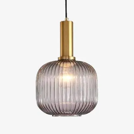 Suspension en verre coloré et base dorée, style élégant.
