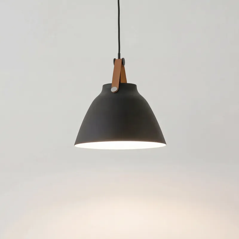 Lampe à pendentif en métal ajustable avec décoration en cuir Zorya