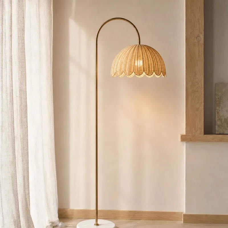 Lampe sur pied en bois avec abat-jour en rotin naturel Riley