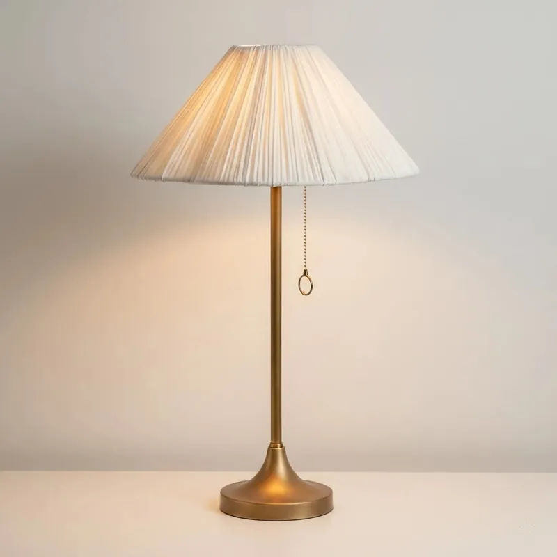 Lampe de table en lin moderne Drusilla à bords festonnés