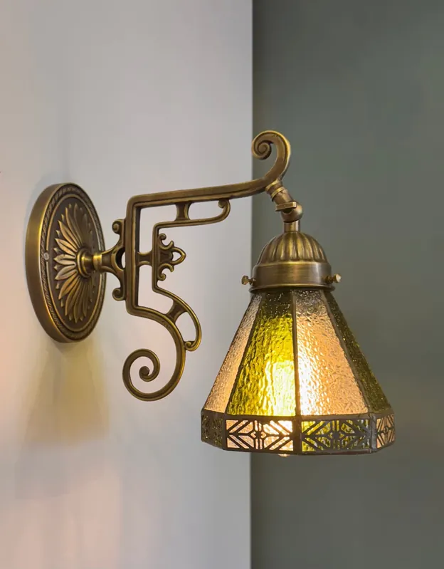 WELZ I Traditional Stained Glass Wall Sconce