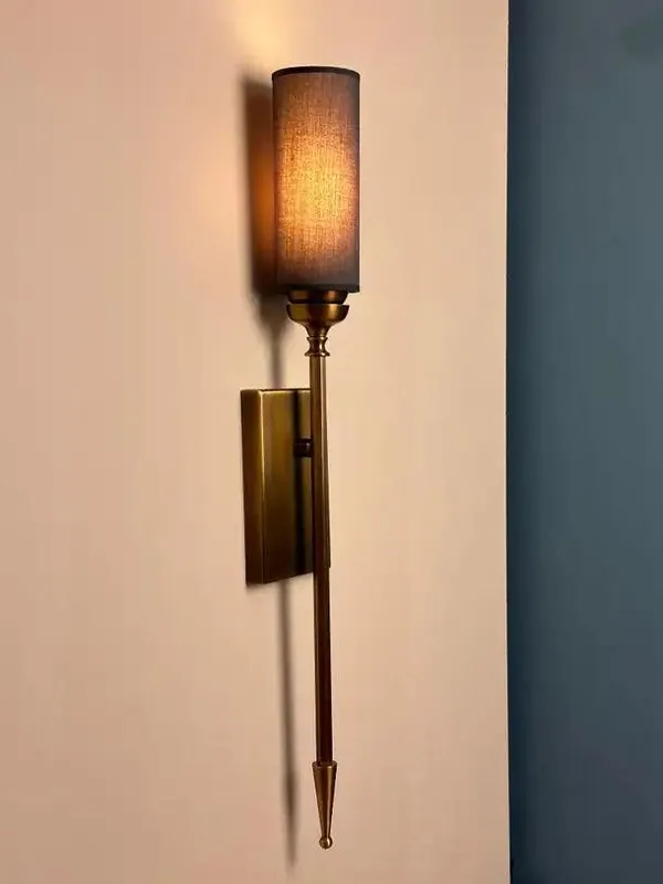 Sagovia Shade Messing Wandleuchte im Mid-Century Modern Stil