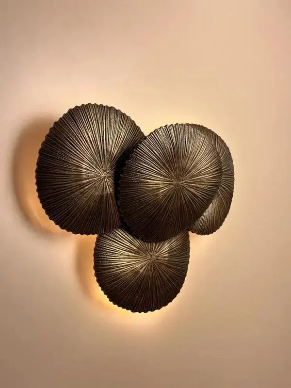 Camarena Skulpturale Messingguss Wandleuchte