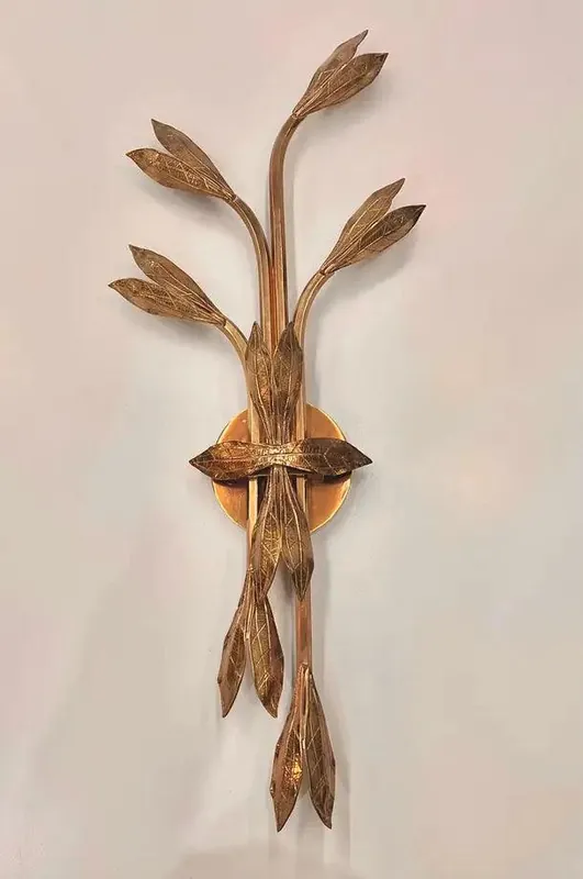 NOEZ Monumentale Messingguss Wandleuchte, Skulpturales Licht, Kunstbeleuchtung