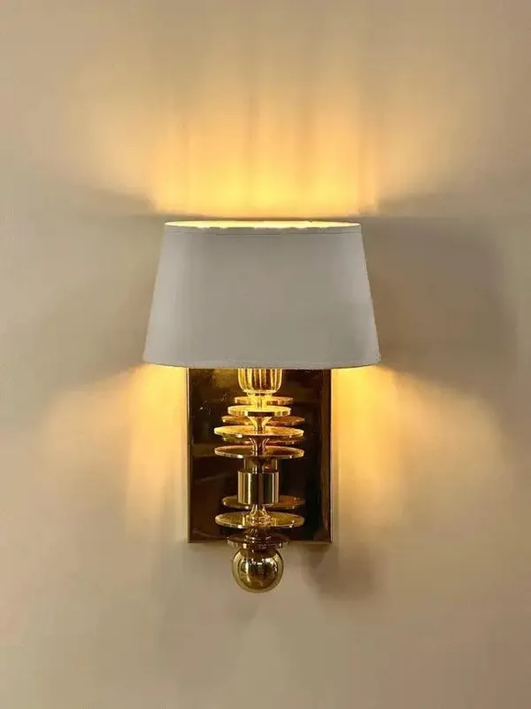 Aplique de Pared de Latón en Tono Marsala Iluminación Moderna de Mediados de Siglo