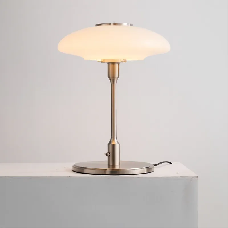 Moderne kegleformet bordlampe i træ