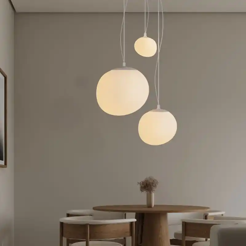 Suspension nordique en galets blancs