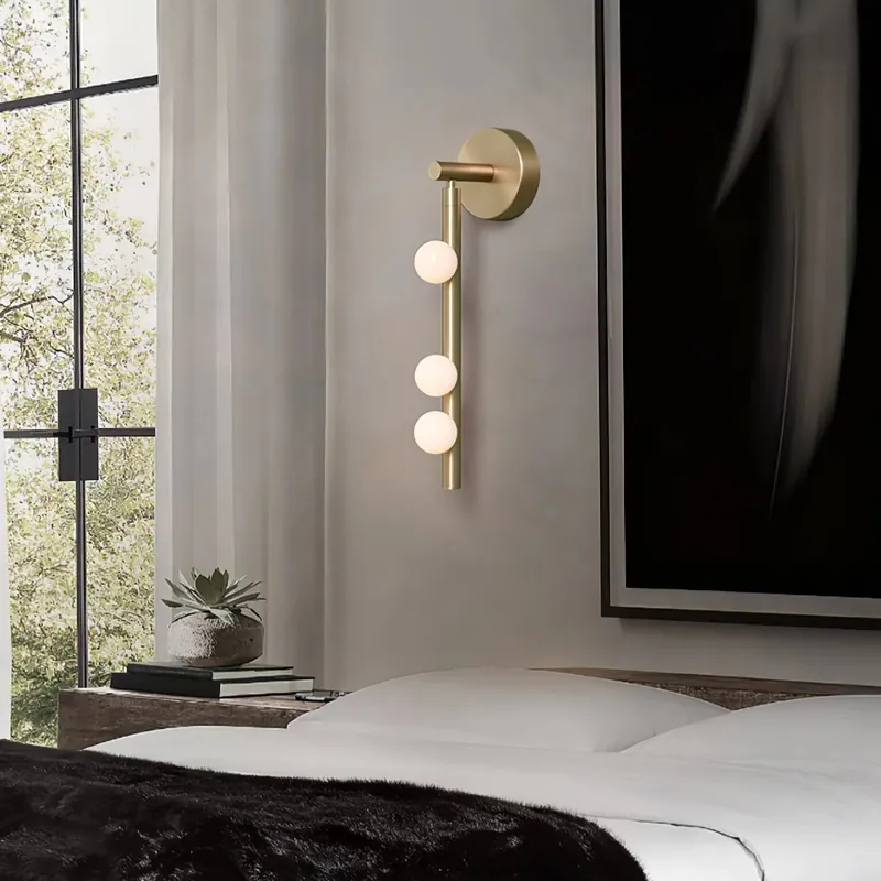 Applique murale linéaire moderne en verre et laiton