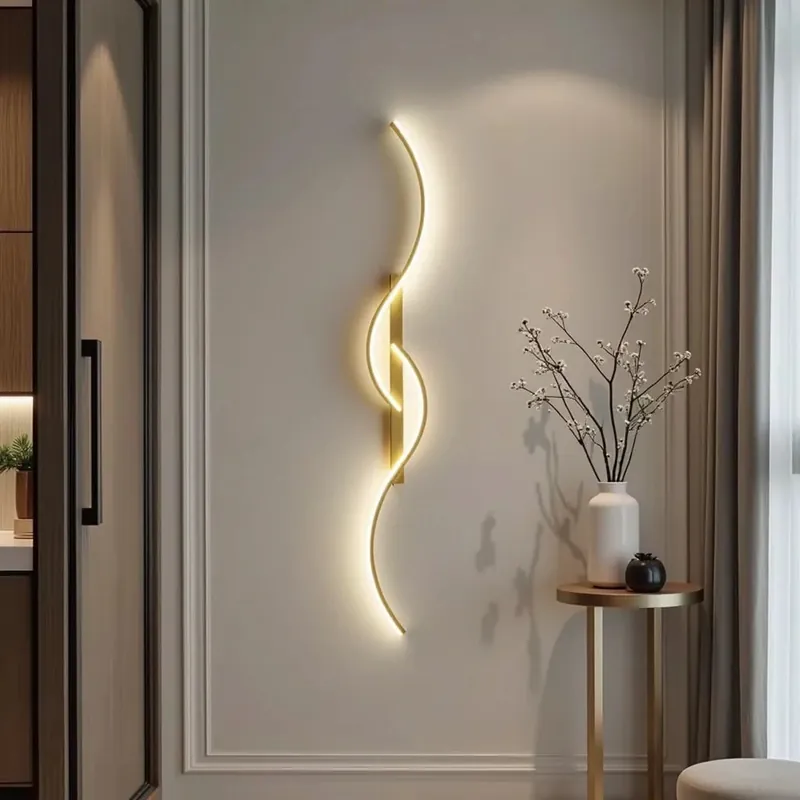 Schicke moderne Wandleuchte in länglicher Wellenform