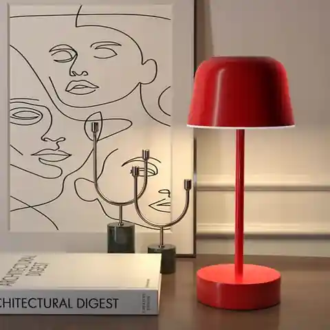 Moderne, schlichte Tischlampe aus Metall