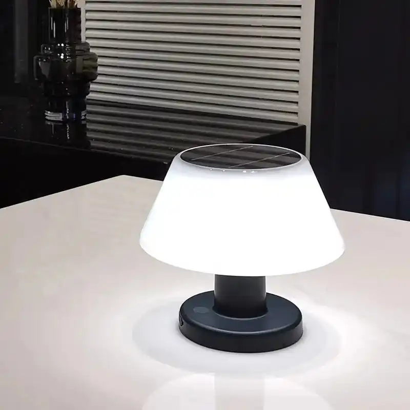 Moderne solarbetriebene Innen-Außenlampe