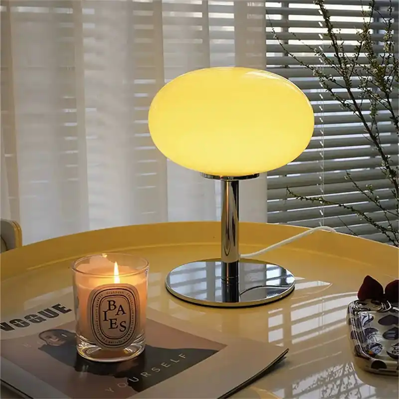 Dekorative Tischlampe aus Glas im modernen Design