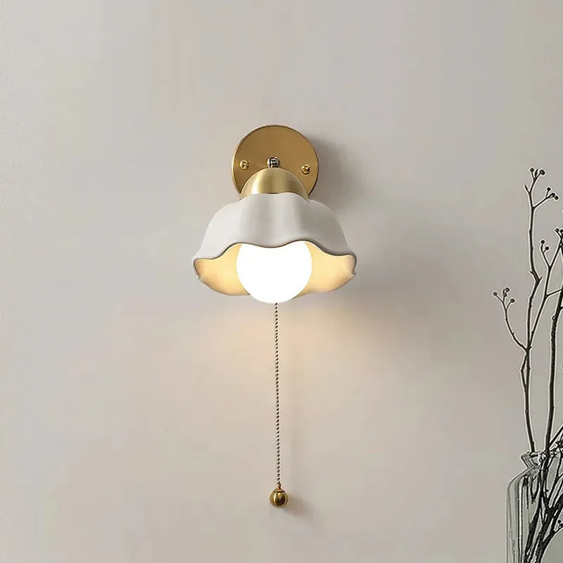 Einfache mittelalterliche Nachttischlampe aus Keramik