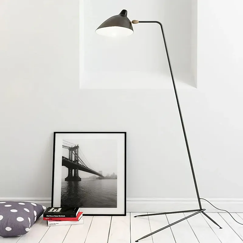 Serge Mouille Stativlampe