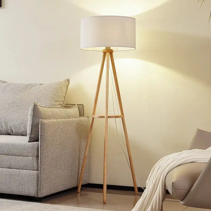 Moderne Dreibein-Stehlampe aus Holz