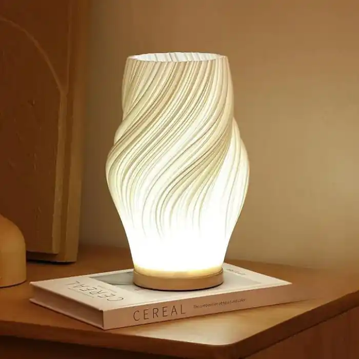 Elegante lampada da notte con paralume a strisce a spirale