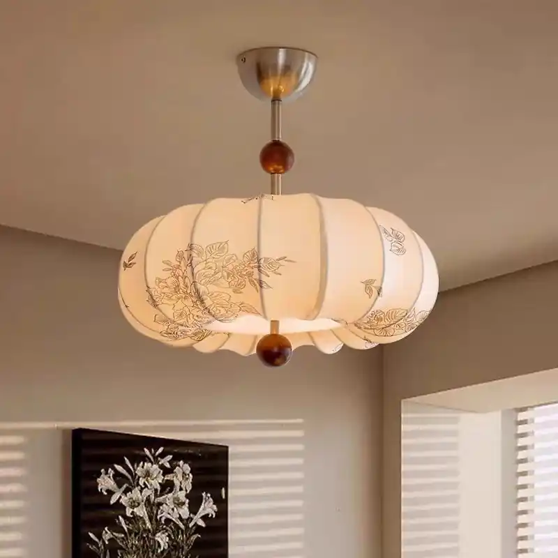 Lampadario vintage francese con motivi in tessuto