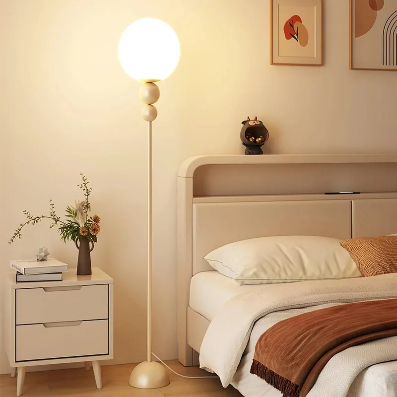 Lampada da terra creativa minimalista con bocciolo di fiore color crema
