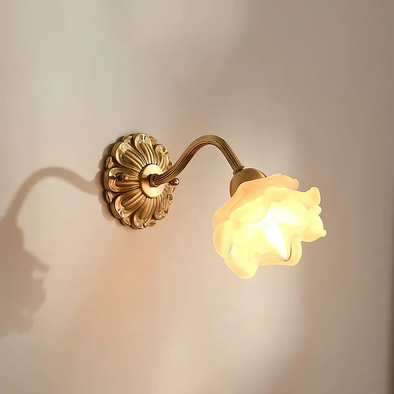 Lampada da parete in ottone con rosone