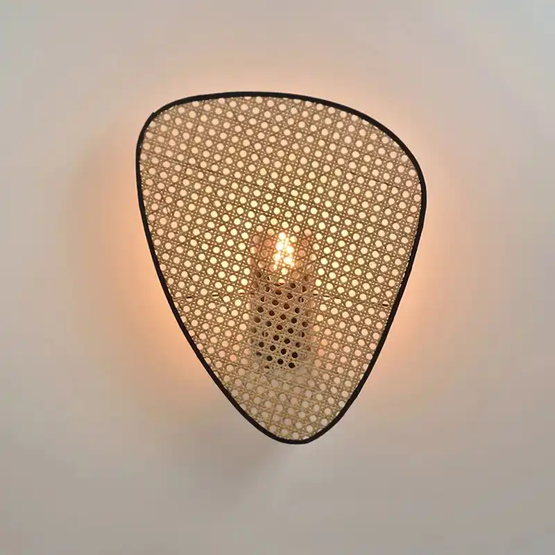 Lampada da parete in tessuto di canna