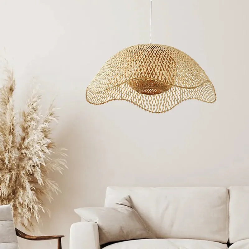 Lampada a sospensione in bambù intrecciato a mano