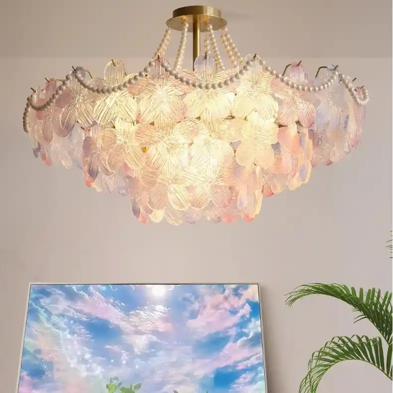 Elegant krämfärgad kristallkrona med blommor