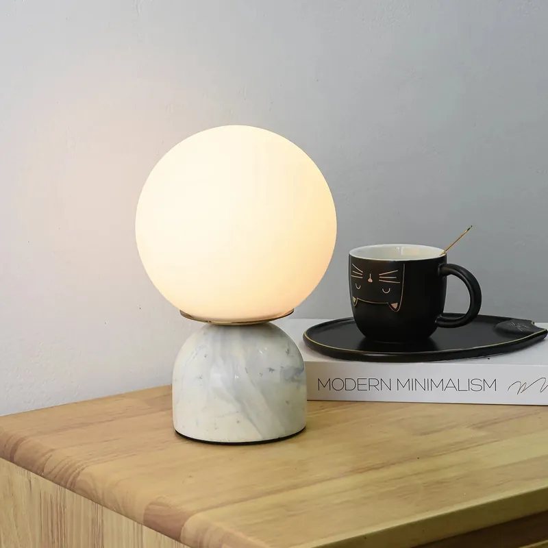 Klassisk rund bordslampa i marmorglas