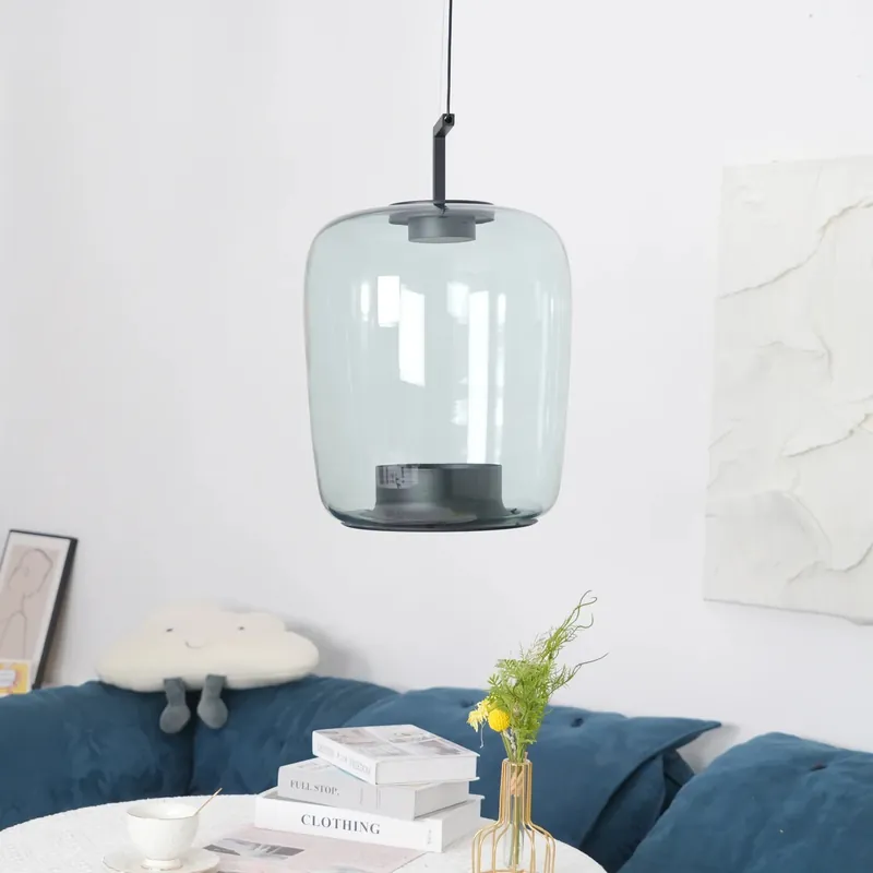 Samtida taklampa i blåst glas