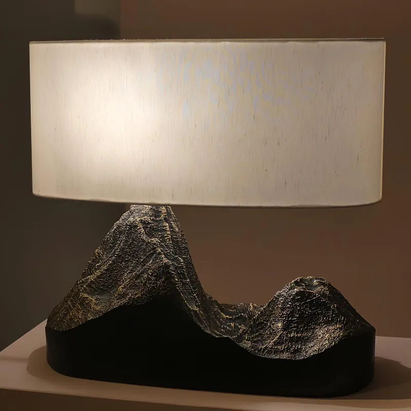 Snygg bordslampa i stenharts