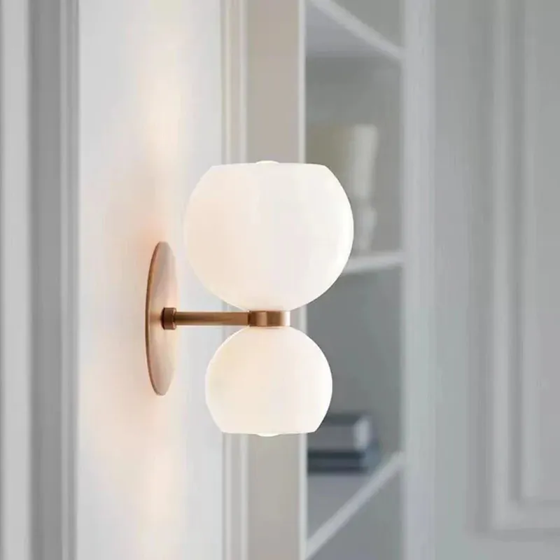 Trendig rund vägglampa i glas