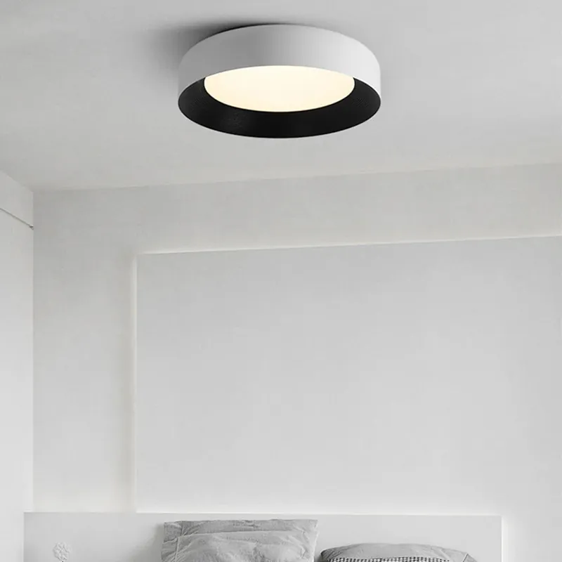 Modern taklampa i rundjärn